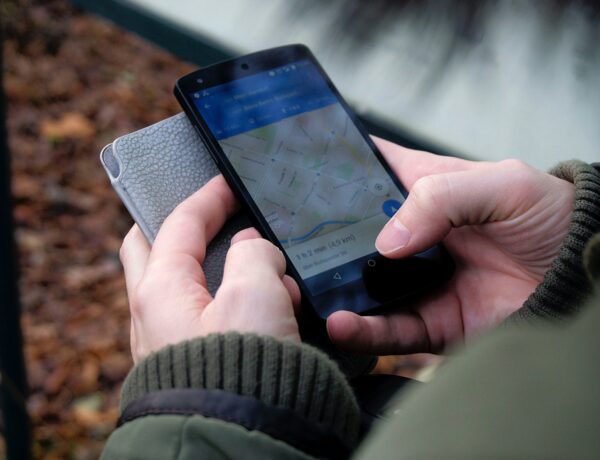 https://cdn.twib.online/storage/2020/07/smartphone-outside-hiking-technology-35969-600x460.jpg